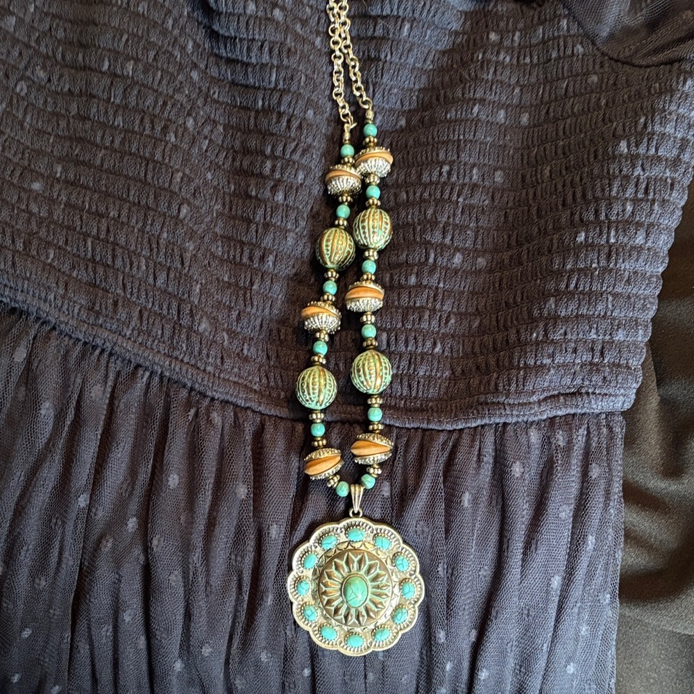 Elegant Gold and Green Pendant Necklace